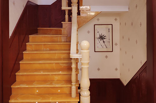柳州中式别墅室内汉白玉石楼梯的定制安装装饰效果
